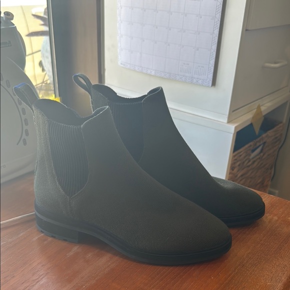Like New ROTHY’S Dark Green “The Lug Boot” Ankle Boots - Picture 2 of 9
